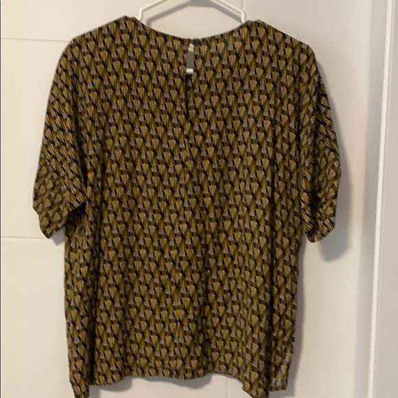 A short sleeves shirt - Picture 3 of 4